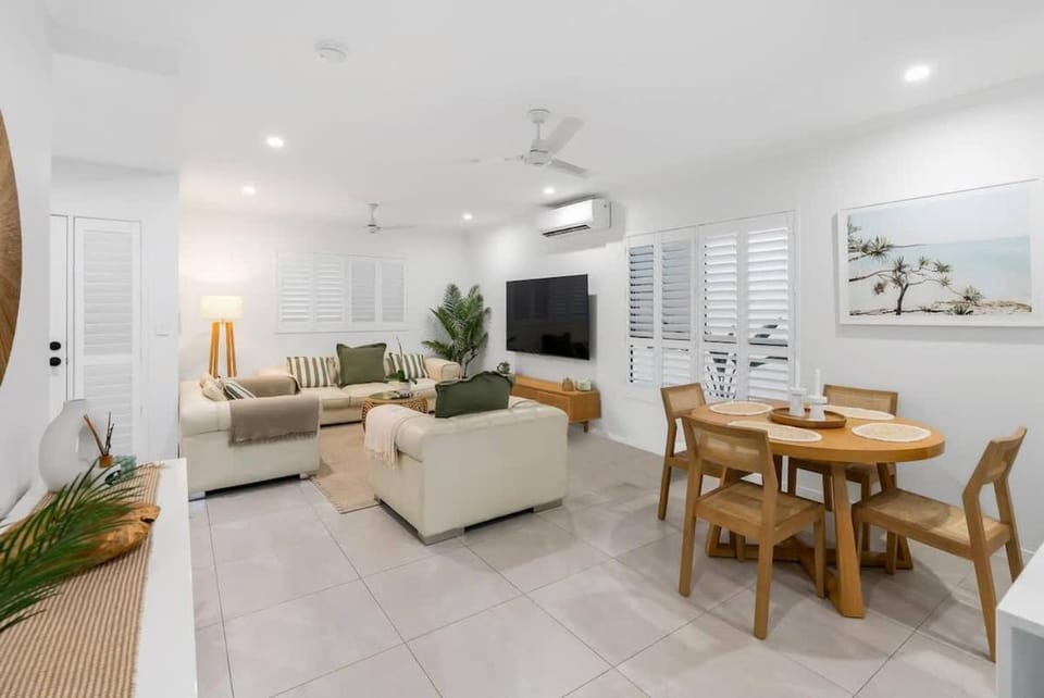 Argentea Cove - Poolside Escape near Palm Cove Beach House in Palm Cove