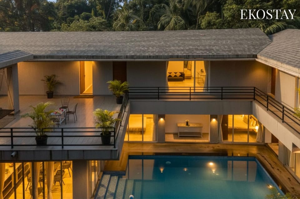 Property building, Patio, View (from property/room), Balcony/Terrace, Pool view, Swimming pool, sunbed