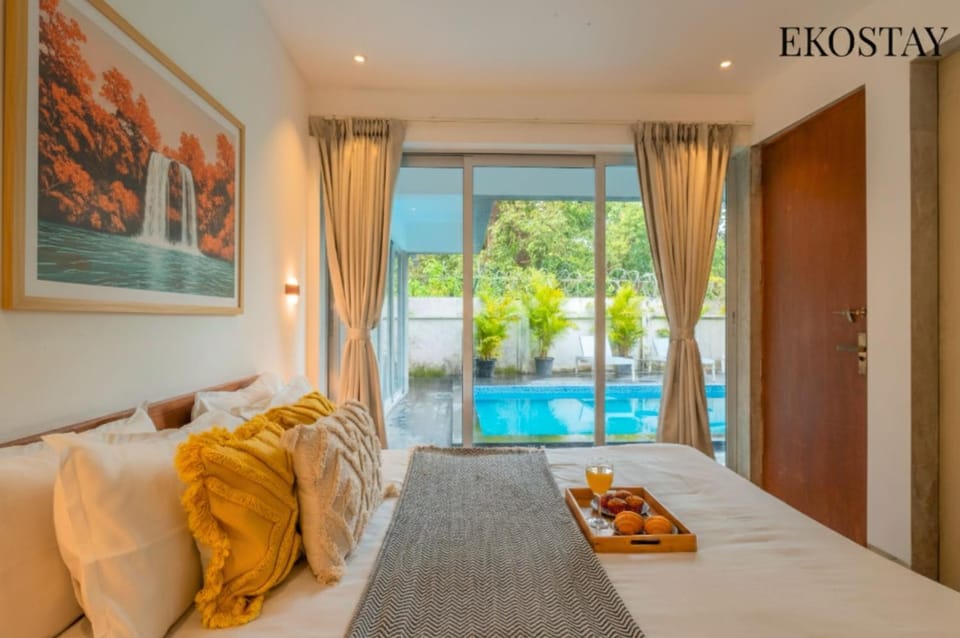 Bed, Food and drinks, Photo of the whole room, Bedroom, Food, Swimming pool, towels