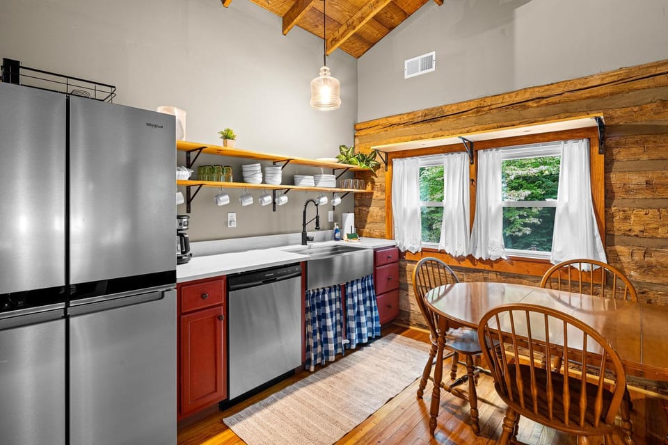 Kitchen or kitchenette, Dining area, dishwasher