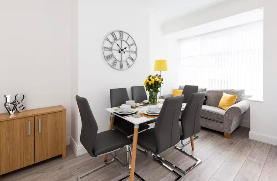 Connaught Stays - Home from Home - Sleeps 7 - Free Wifi House in Preston