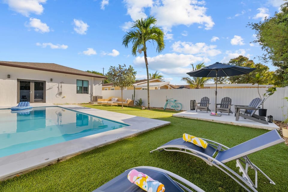 Family-Friendly Retreat -Pool Fenced Yard-Games-BBQ House in West Park