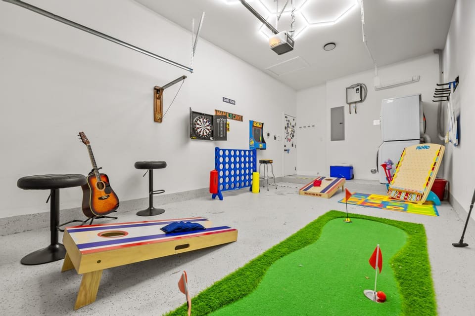 Family-Friendly Retreat -Pool Fenced Yard-Games-BBQ House in West Park