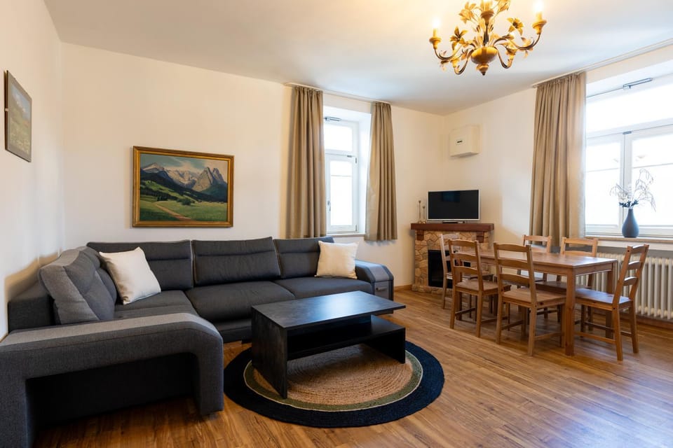 TV and multimedia, Living room, Seating area, Dining area
