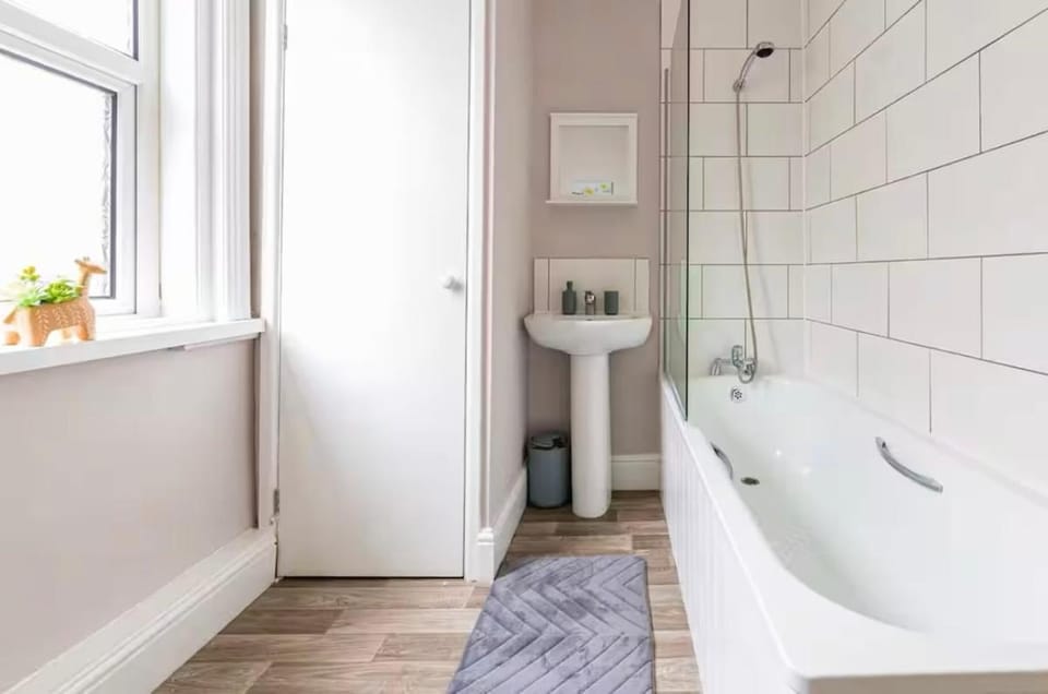 Carnarvon Stays - 2 bed Family Home - Free WiFi House in Preston