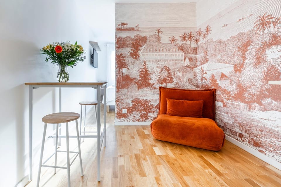 Bed, Photo of the whole room, Seating area, Dining area, Bedroom