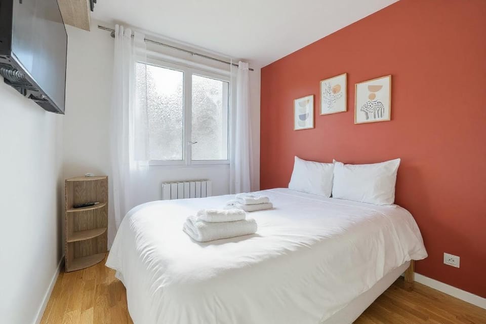 Property building, Bed, TV and multimedia, Photo of the whole room, Bedroom, towels