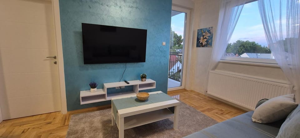 TV and multimedia, Living room, Seating area, Evening entertainment