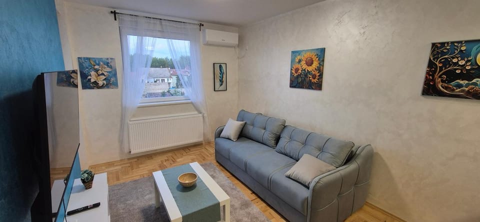 TV and multimedia, Living room, Seating area, air conditioner