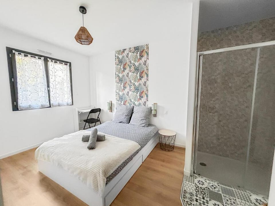 Shower, Bed, Photo of the whole room, Bedroom, towels, wardrobe