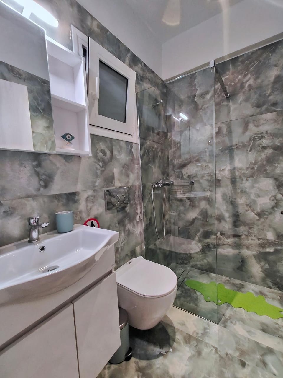 Shower, Toilet, Bathroom, towels