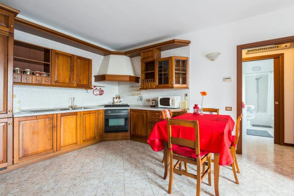Kitchen or kitchenette, Dining area, oven, stove