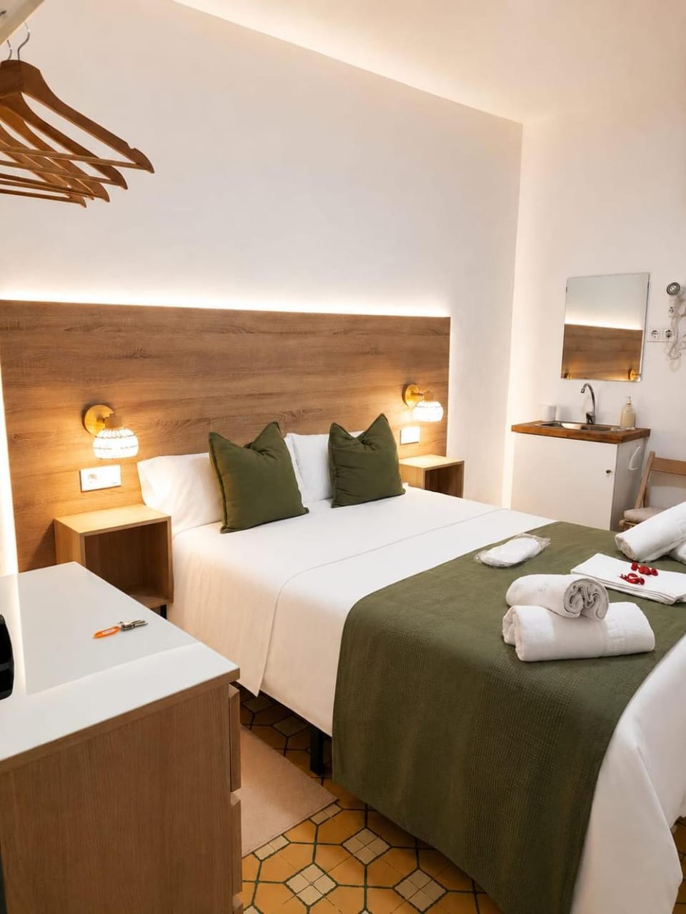 Bed, Photo of the whole room, Bedroom, towels
