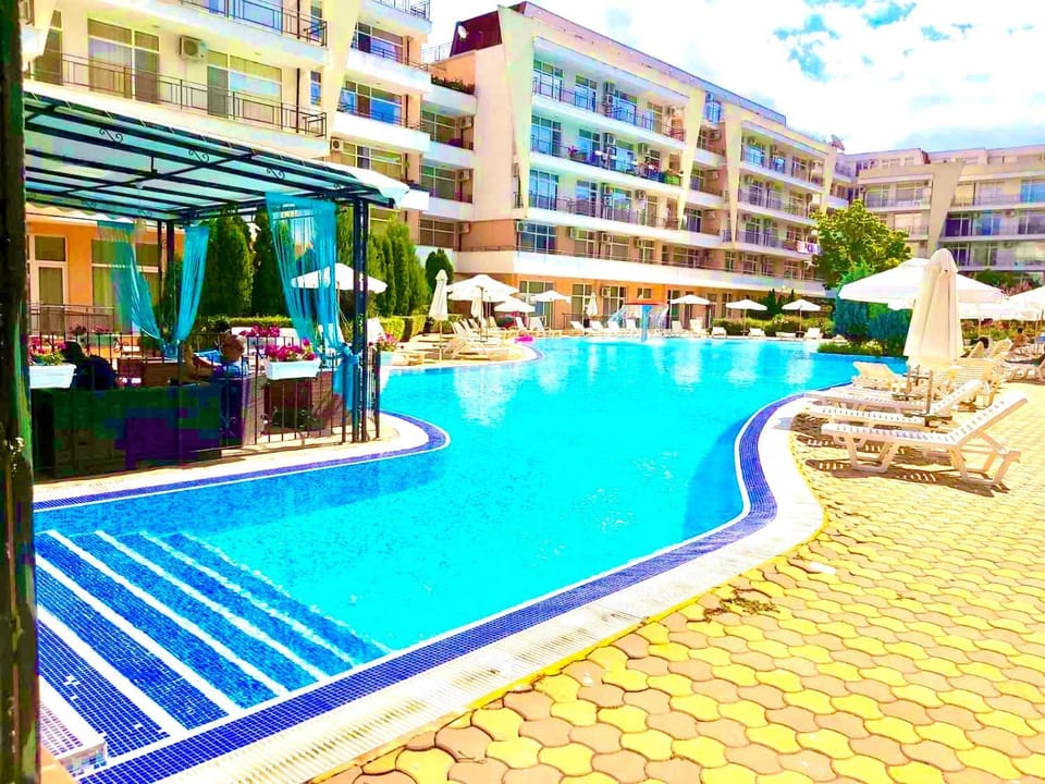 Property building, Day, Pool view, Swimming pool, sunbed