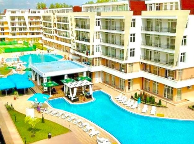 Property building, Day, Pool view, Swimming pool, sunbed