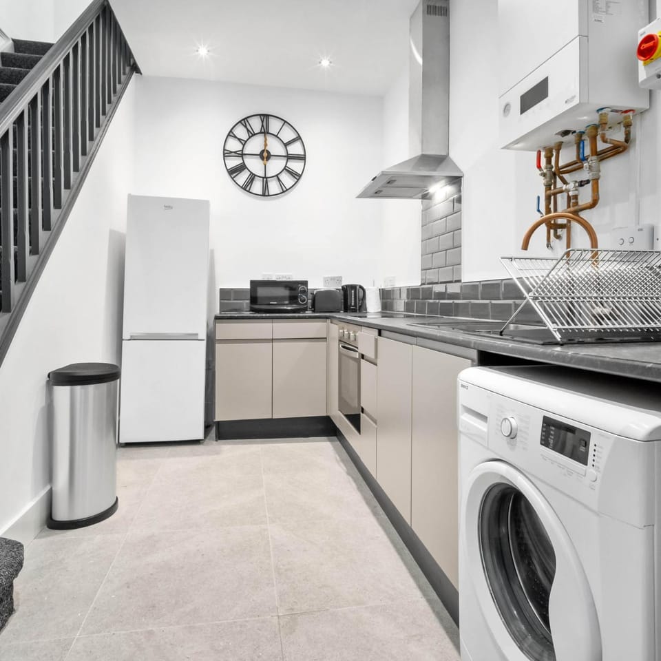 Property building, Kitchen or kitchenette, oven, washing machine
