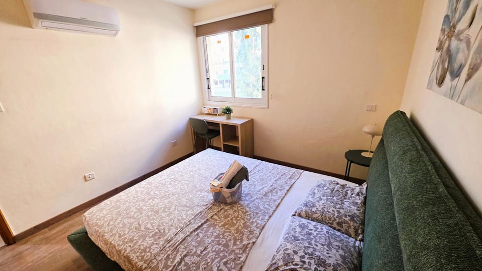 Bed, Photo of the whole room, Seating area, Bedroom