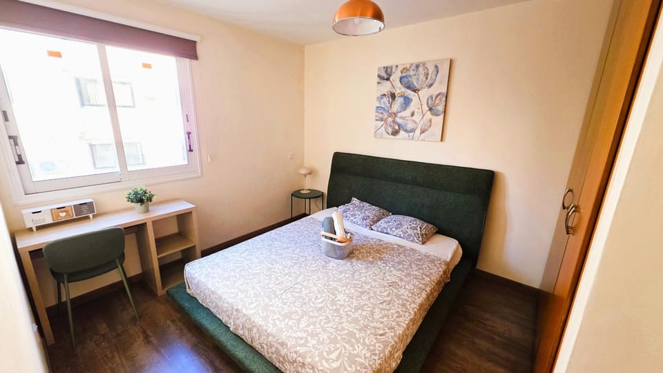 Bed, Photo of the whole room, Seating area, Bedroom, towels
