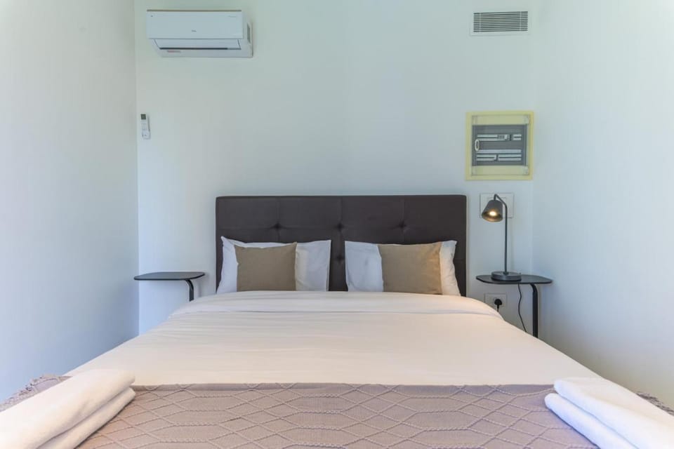 Bed, Bedroom, air conditioner