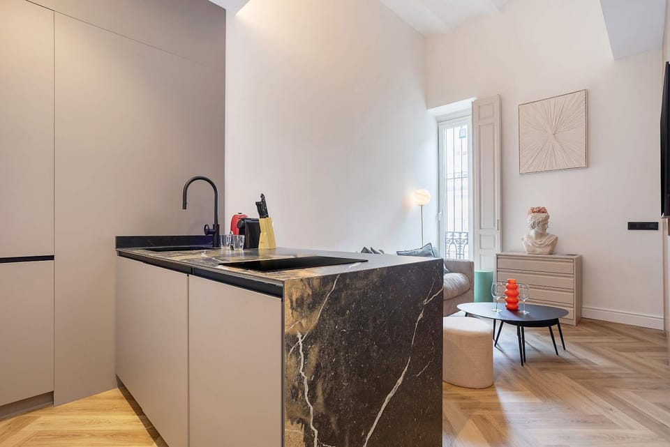 Coffee/tea facilities, Kitchen or kitchenette, dishwasher, microwave, stove, toaster
