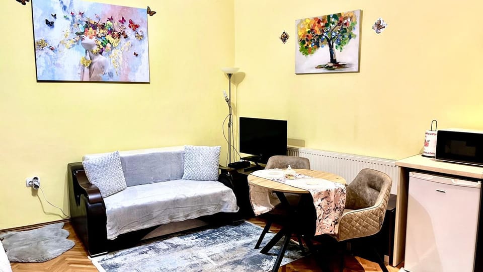 Butterfly Studio - Black Church Apartment in Brasov