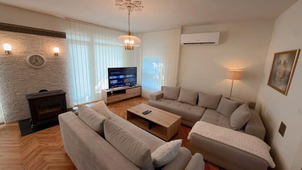 Communal lounge/ TV room, TV and multimedia, Living room, Seating area, Evening entertainment, air conditioner