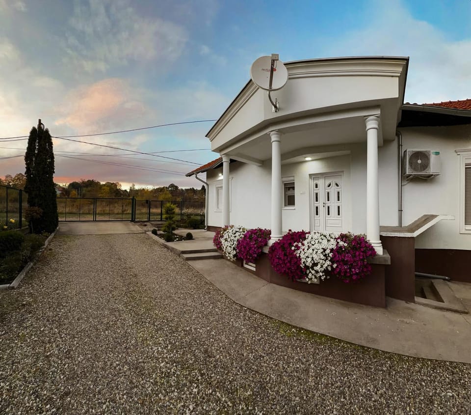 Property building, Day, Garden, Garden, Garden view