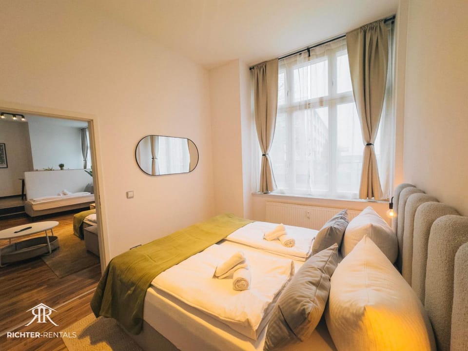 Bed, Photo of the whole room, Bedroom, towels