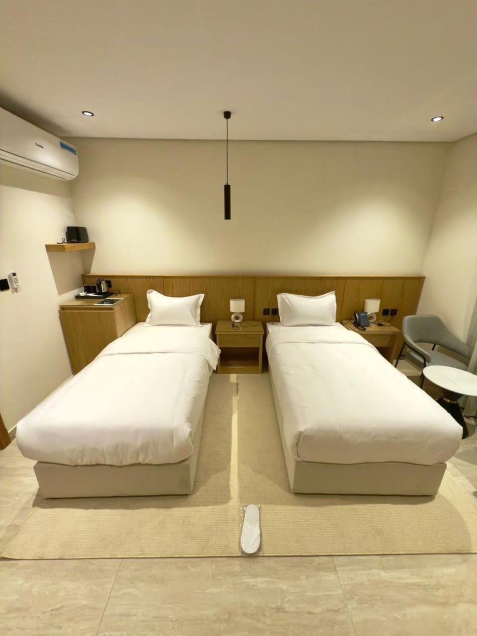 Bed, Photo of the whole room, Bedroom, air conditioner