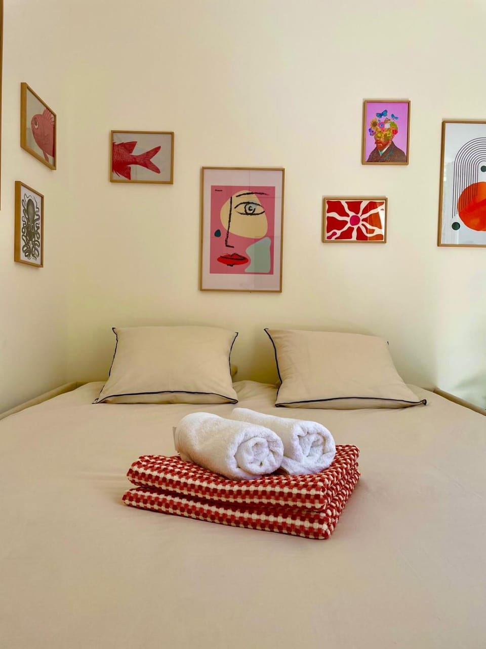 Bed, towels