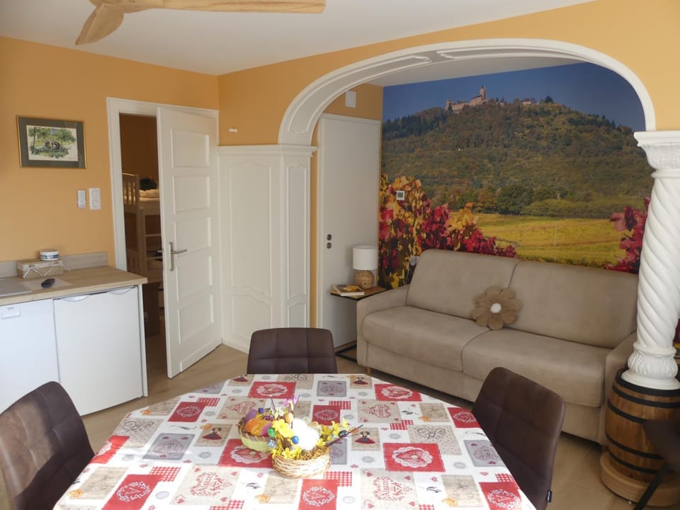 Seating area, Dining area