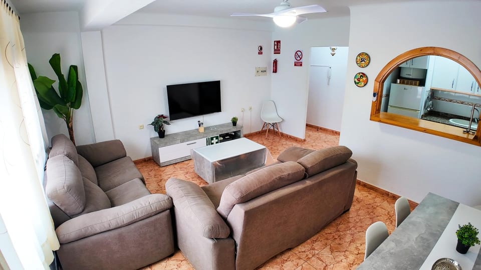Communal lounge/ TV room, TV and multimedia, Kitchen or kitchenette, Living room, Seating area, Evening entertainment