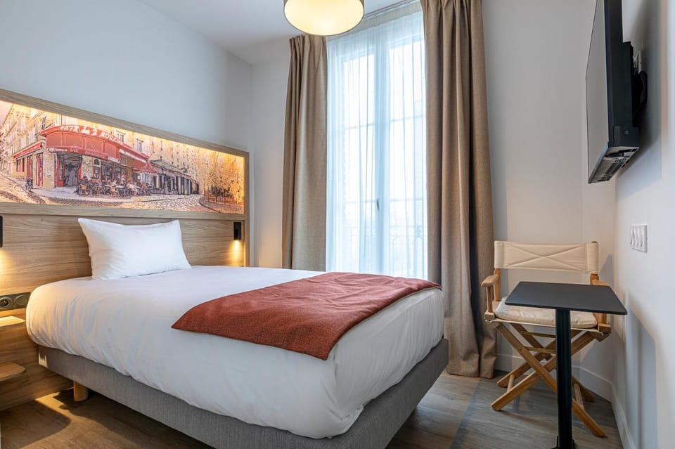 Bed, TV and multimedia, Photo of the whole room, Bedroom