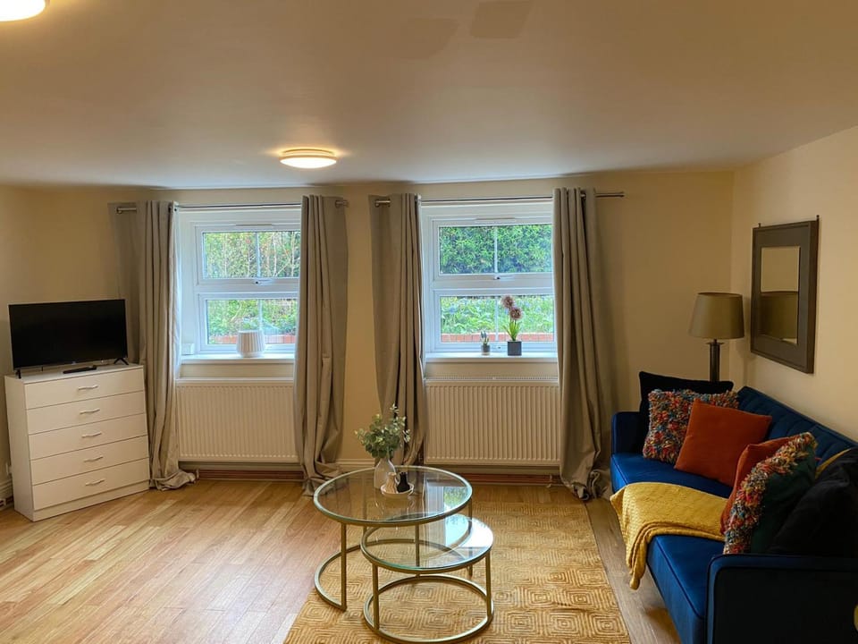 Riverside 2 Bedroom Apartment - Central Location Apartment in Kingston upon Thames