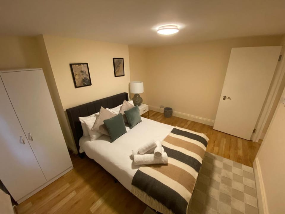 Riverside 2 Bedroom Apartment - Central Location Apartment in Kingston upon Thames