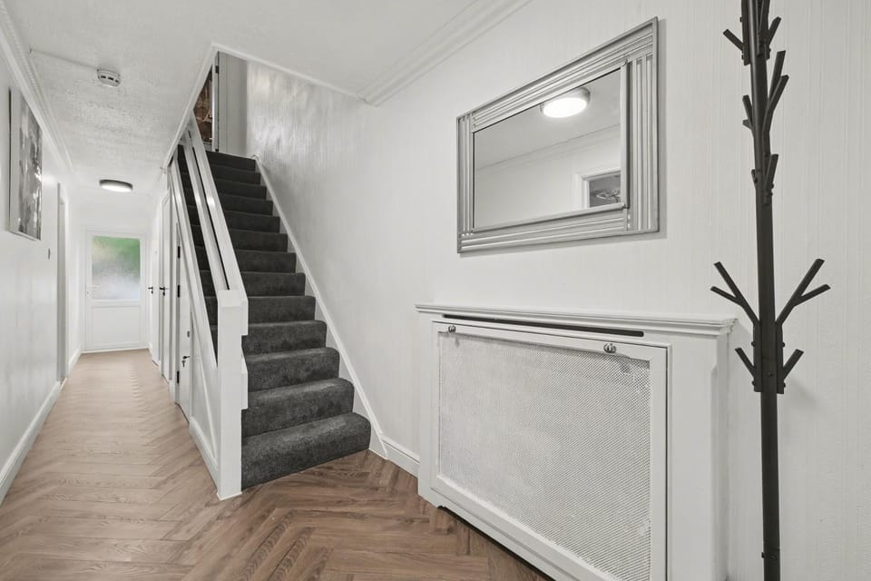 Modern 3 bed house in Edmonton with private driveway parking House in London