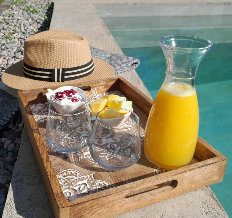 Swimming pool, Breakfast, Drinks