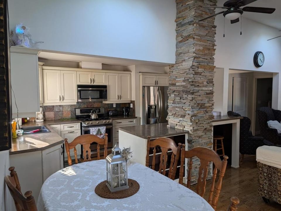 Long term only - 4BR Riverfront Retreat with Private Pool and Yard House in Port Stanley