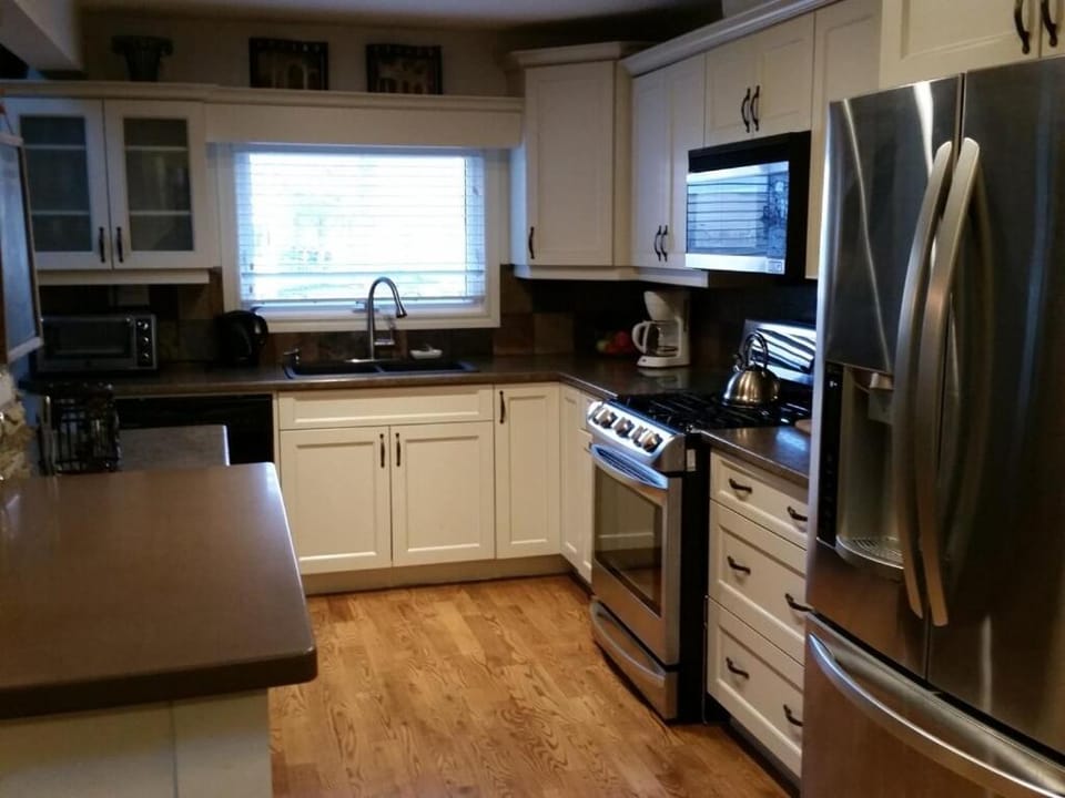 Long term only - 4BR Riverfront Retreat with Private Pool and Yard House in Port Stanley