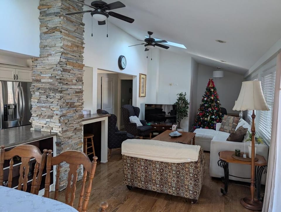 Long term only - 4BR Riverfront Retreat with Private Pool and Yard House in Port Stanley