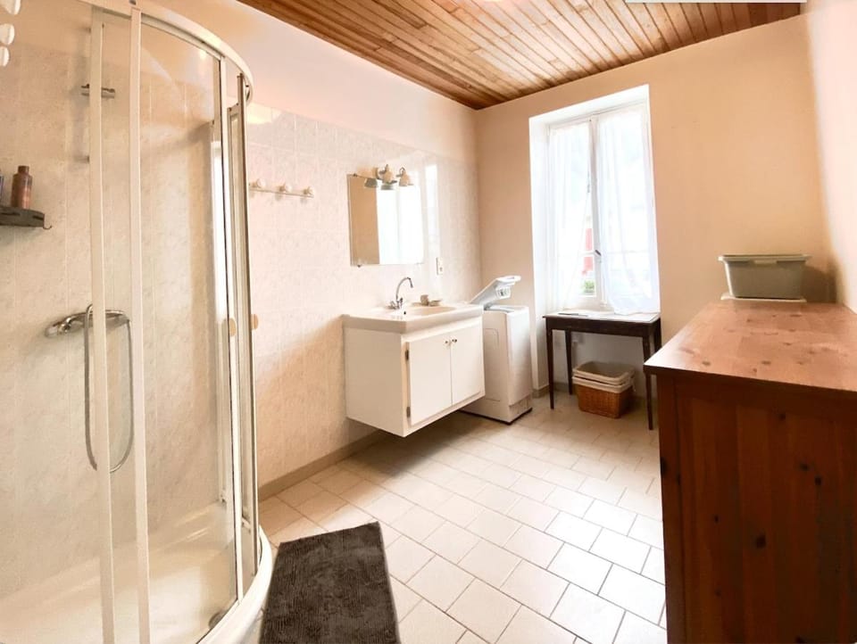 Sunny 3BR Apt Apartment in Bourgogne-Franche-Comté