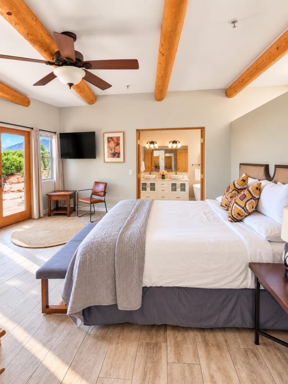 Private Hot Tub -3 bedroom house - breakfast included House in Village of Oak Creek