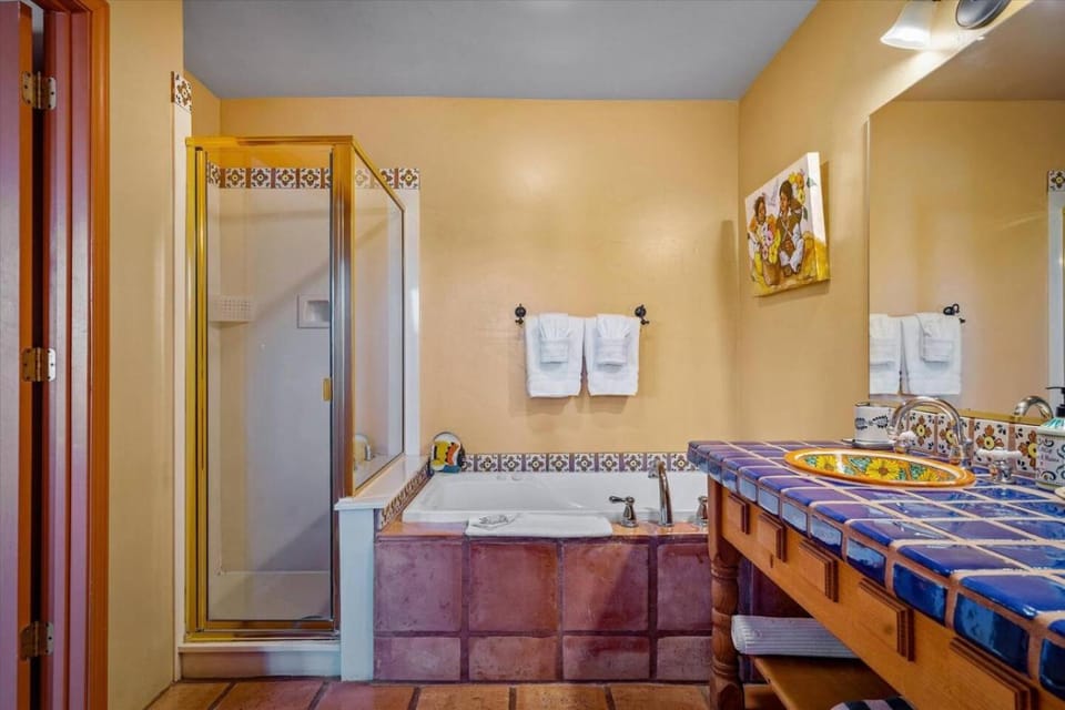 King studio with shared hot tub - Breakfast included Apartment in Village of Oak Creek