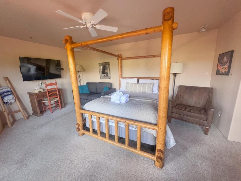 King studio with shared hot tub - Breakfast included Apartment in Village of Oak Creek