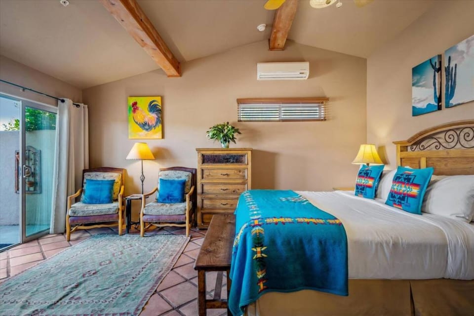 King Casita shared hot tub - Breakfast included Apartment in Village of Oak Creek