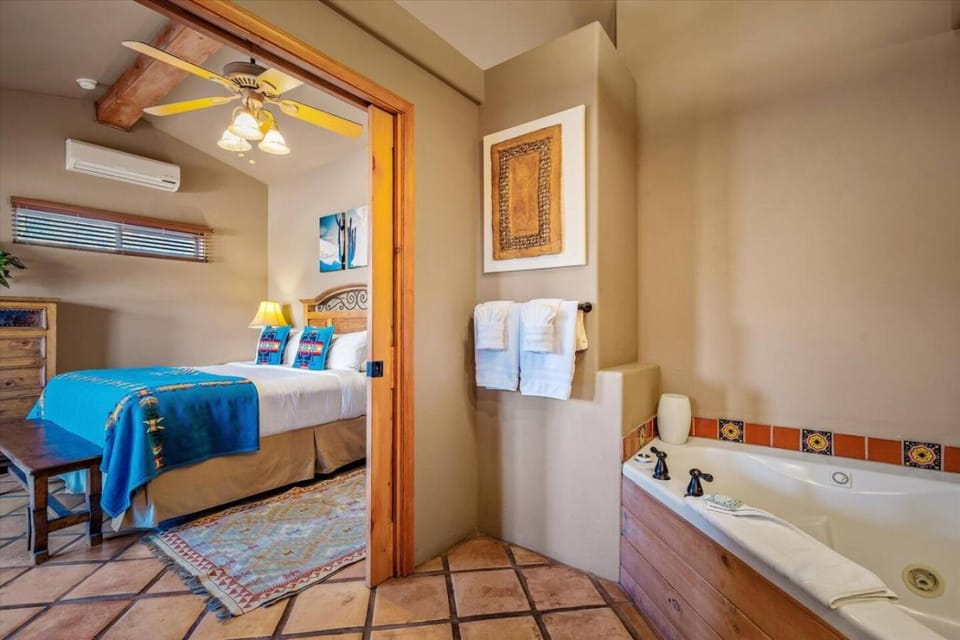 King Casita shared hot tub - Breakfast included Apartment in Village of Oak Creek