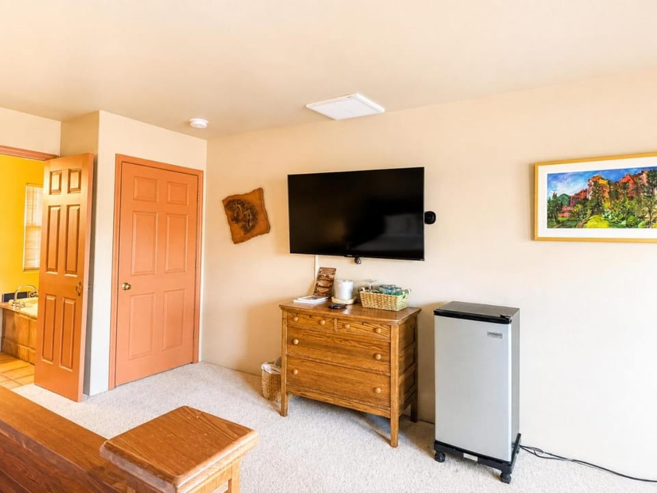 King studio with shared hot tub and breakfast included Apartment in Village of Oak Creek