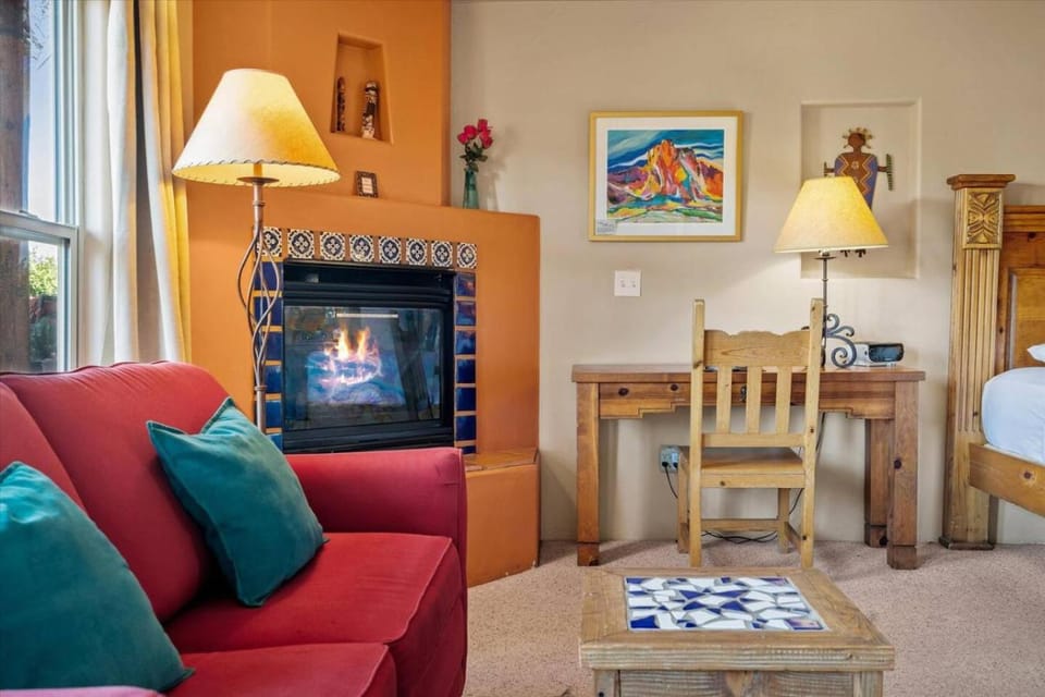 King studio with shared hot tub and breakfast included Apartment in Village of Oak Creek