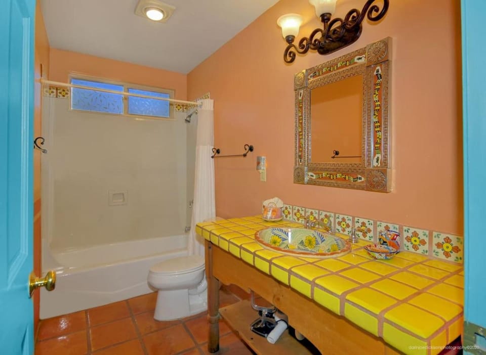 King bedroom - shared hot tub - breakfast included Apartment in Village of Oak Creek