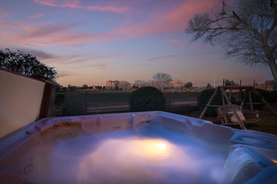 King bedroom - shared hot tub - breakfast included Apartment in Village of Oak Creek